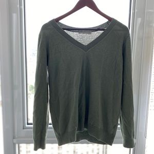 Vince 100% cashmere v neck sweater size small
